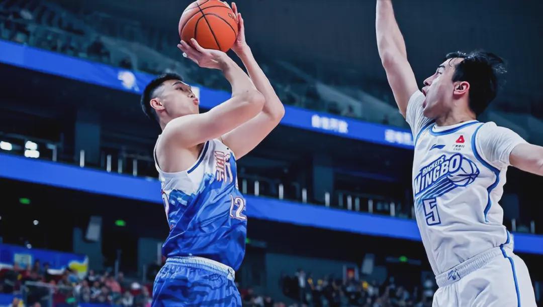 世界杯官方认证-考虑买断？曝朱旭航或离开新疆男篮，拿着大合同两年没打球